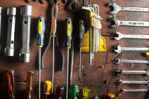 Las herramientas de un taller mecánico, en una pared — Foto de Stock