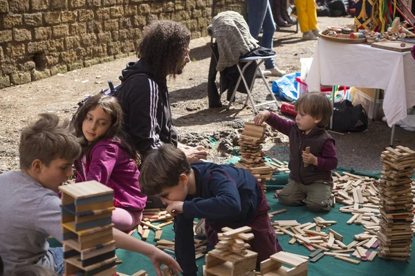 ahşap blok oyuncaklar ve çocuklar