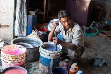 El izi kumaşı için renk hazırlama