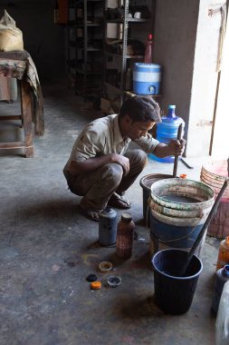 El izi kumaşı için renk hazırlama