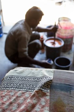 El izi kumaşı için renk hazırlama