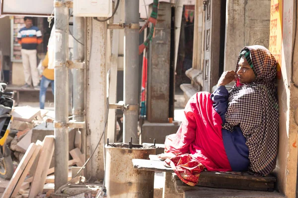 Χίντι Γυναίκα Κάθεται Στην Πόλη — Φωτογραφία Αρχείου