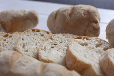 Masada ev yapımı taze ekmek.