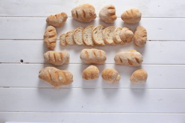 Masada ev yapımı taze ekmek.