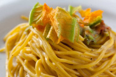 Kabak çiçekli kremalı spagetti.