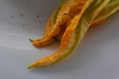 Kabak çiçekli kremalı spagetti.