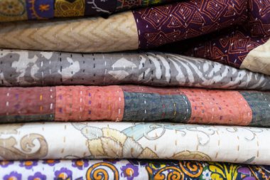 Katlanmış renkli kumaşlar rafı