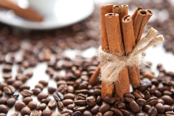 Kaneel en koffie bonen — Stockfoto