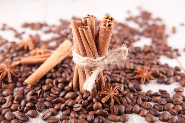 Cannelle, anis étoilé et grains de café — Photo