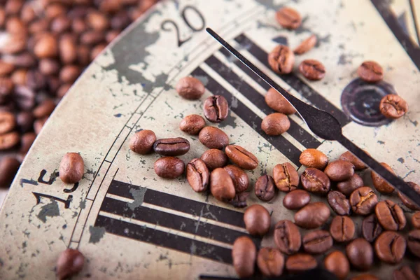 Vintage clock and coffee beans — Stock Photo, Image