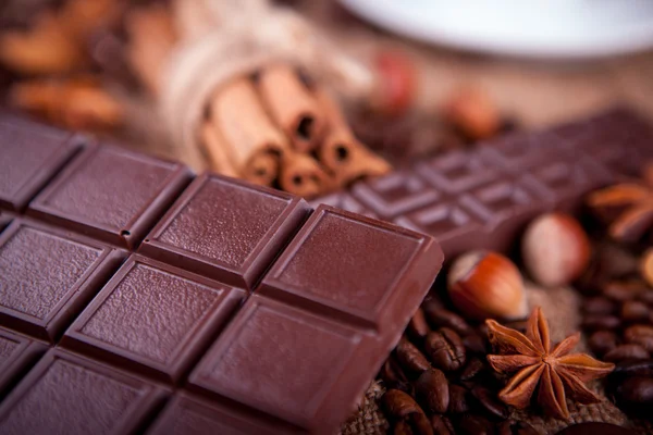 Chokladkaka med kanel och kaffe bönor — Stockfoto