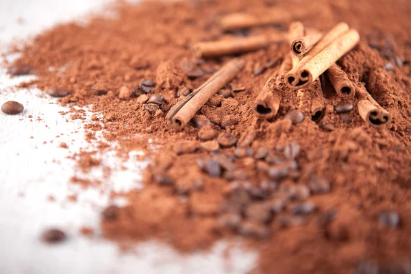 Grains de café, bâtonnets de cannelle et cacao — Photo
