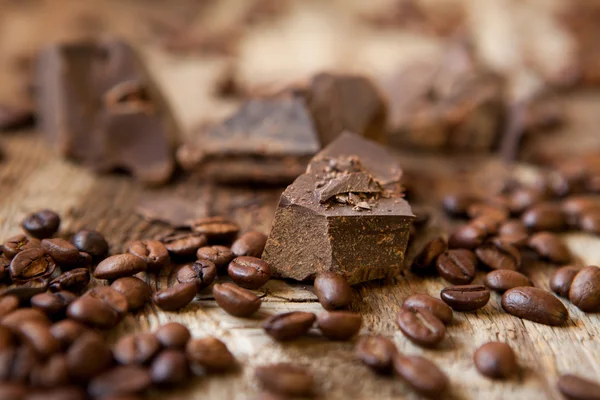 Café y chocolate sobre fondo de madera — Foto de Stock