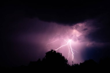 Yazın gökyüzünü boyayan gök gürültülü şimşekler çakıyor.