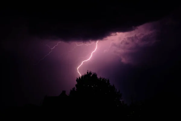 Dramatische Blitze Einem Sommergewitter Malen Den Himmel — Stockfoto