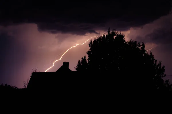 Raio Dramático Acende Uma Tempestade Verão Pintando Céu — Fotografia de Stock