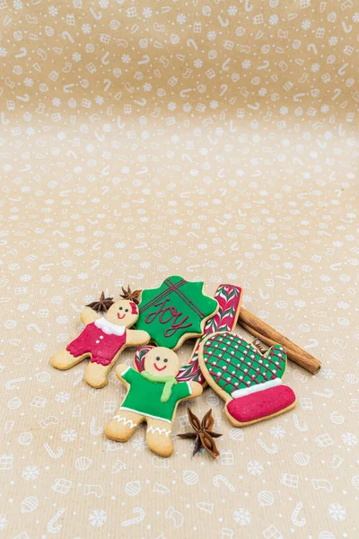 コピースペース付き茶色の休日の背景においしい自家製クリスマスジンジャーブレッドクッキーの選択 — ストック写真