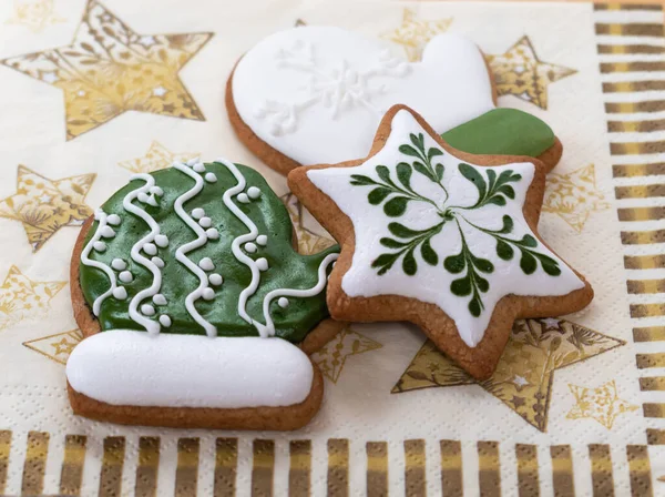 Noel için geleneksel ev yapımı zencefilli kurabiyelerden oluşan güzel bir seçim kış peçetesinde servis edilir.