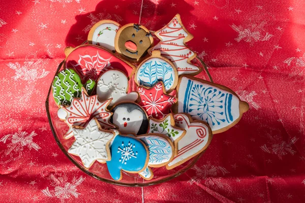 Krásný Výběr Tradičně Zdobených Domácích Perníkových Sušenek Vánocům Podávaných Skleněné — Stock fotografie