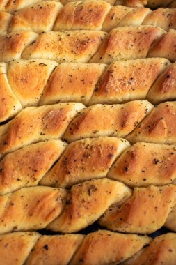 Lezzetli sarımsaklı ekmeğe yakın çekim, evde yeni pişmiş iştah açıcı.