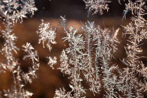 寒冷的冬日清晨 玻璃上的冰花 背景图 复制空间 — 图库照片