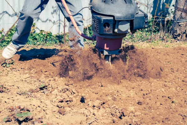 Agriculteur Laboure Terre Avec Tiller Rotatif Mécanique Moderne Lors Une — Photo