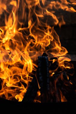 Yaz zamanı aktivitesi, açık havada yanan küçük şenlik ateşi, yakın çekim
