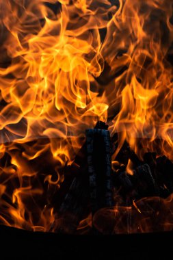 Yaz zamanı aktivitesi, açık havada yanan küçük şenlik ateşi, yakın çekim