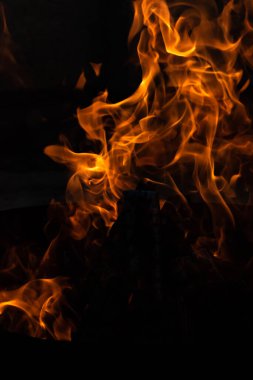 Yaz zamanı aktivitesi, açık havada yanan küçük şenlik ateşi, yakın çekim
