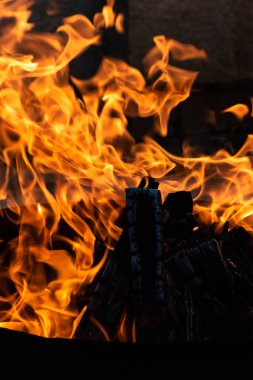 Yaz zamanı aktivitesi, açık havada yanan küçük şenlik ateşi, yakın çekim