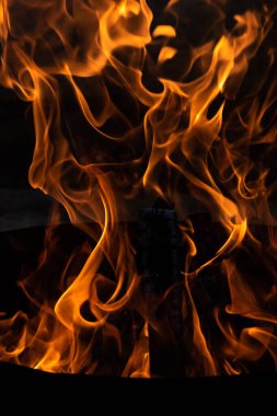 Yaz zamanı aktivitesi, açık havada yanan küçük şenlik ateşi, yakın çekim