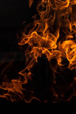 Yaz zamanı aktivitesi, açık havada yanan küçük şenlik ateşi, yakın çekim