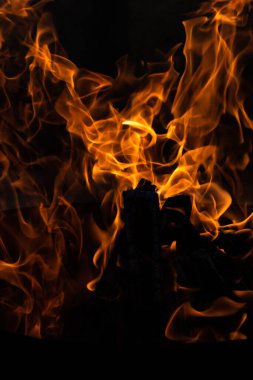 Yaz zamanı aktivitesi, açık havada yanan küçük şenlik ateşi, yakın çekim