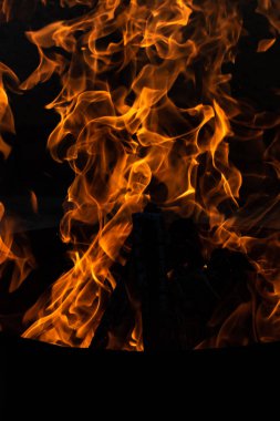 Yaz zamanı aktivitesi, açık havada yanan küçük şenlik ateşi, yakın çekim