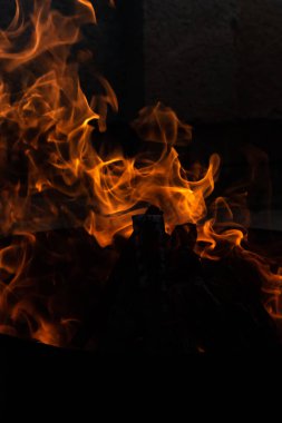 Yaz zamanı aktivitesi, açık havada yanan küçük şenlik ateşi, yakın çekim