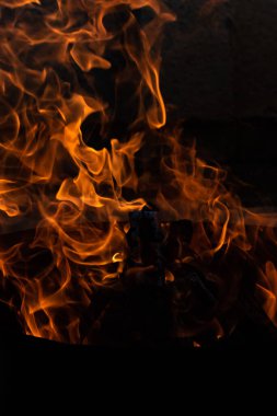 Yaz zamanı aktivitesi, açık havada yanan küçük şenlik ateşi, yakın çekim