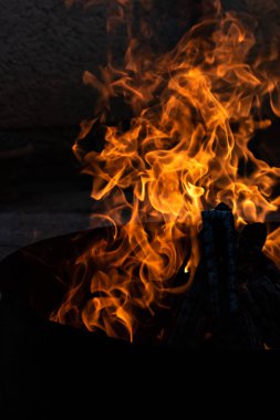 Yaz zamanı aktivitesi, açık havada yanan küçük şenlik ateşi, yakın çekim
