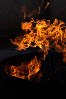 Yaz zamanı aktivitesi, açık havada yanan küçük şenlik ateşi, yakın çekim