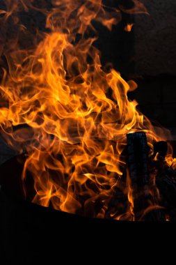 Yaz zamanı aktivitesi, açık havada yanan küçük şenlik ateşi, yakın çekim