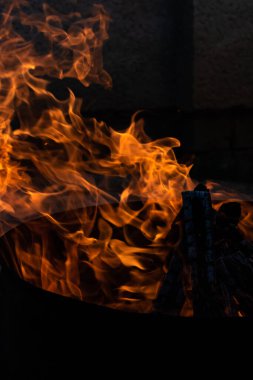 Yaz zamanı aktivitesi, açık havada yanan küçük şenlik ateşi, yakın çekim