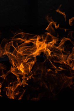 Yaz zamanı aktivitesi, açık havada yanan küçük şenlik ateşi, yakın çekim