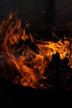 Yaz zamanı aktivitesi, açık havada yanan küçük şenlik ateşi, yakın çekim