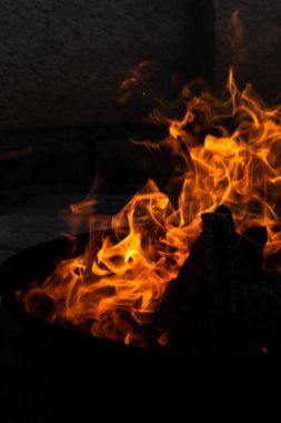 Yaz zamanı aktivitesi, açık havada yanan küçük şenlik ateşi, yakın çekim