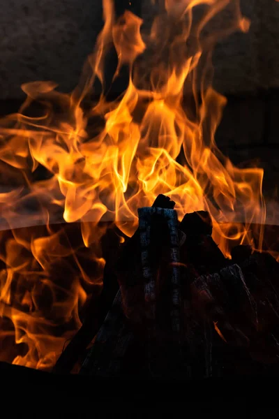 Yaz zamanı aktivitesi, açık havada yanan küçük şenlik ateşi, yakın çekim