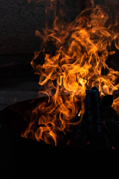 Yaz zamanı aktivitesi, açık havada yanan küçük şenlik ateşi, yakın çekim