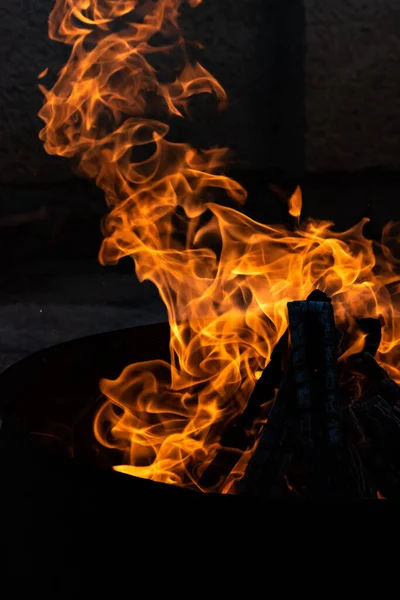 Yaz zamanı aktivitesi, açık havada yanan küçük şenlik ateşi, yakın çekim