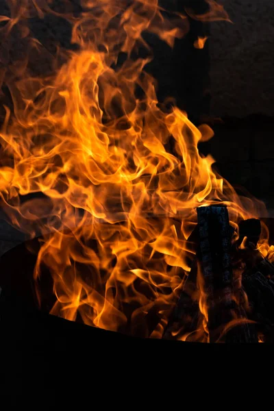 Yaz zamanı aktivitesi, açık havada yanan küçük şenlik ateşi, yakın çekim