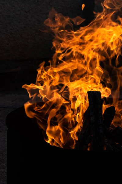 Yaz zamanı aktivitesi, açık havada yanan küçük şenlik ateşi, yakın çekim