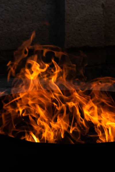 Zomer Activiteit Kleine Kampvuur Branden Buiten Close Schot Van Oranje — Stockfoto