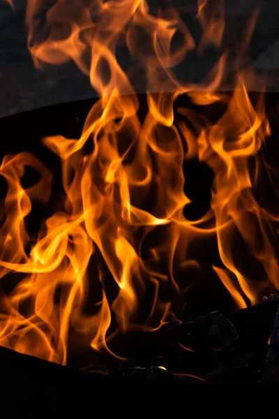 Zomer Activiteit Kleine Kampvuur Branden Buiten Close Schot Van Oranje — Stockfoto